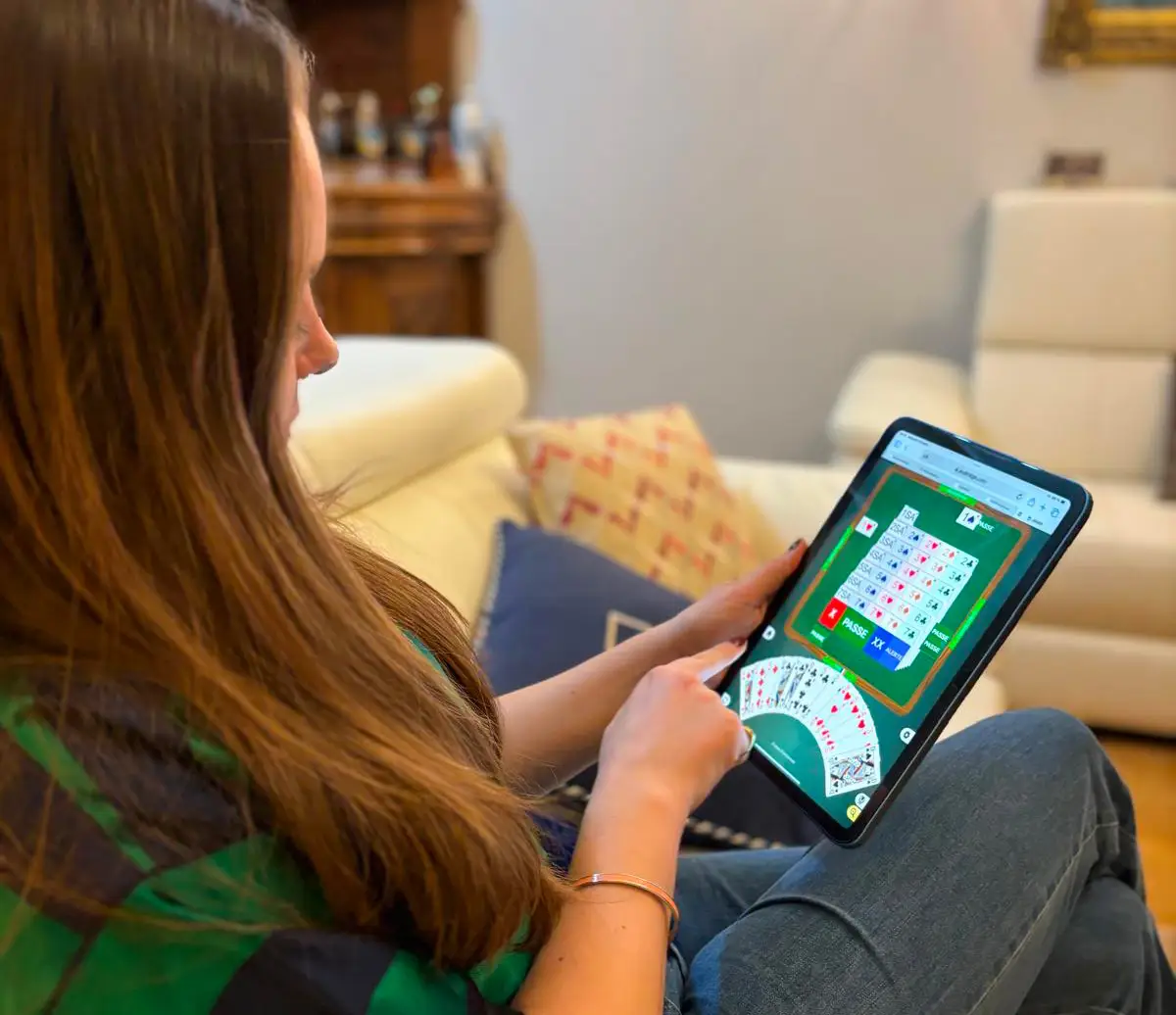 Person playing bridge on a tablet