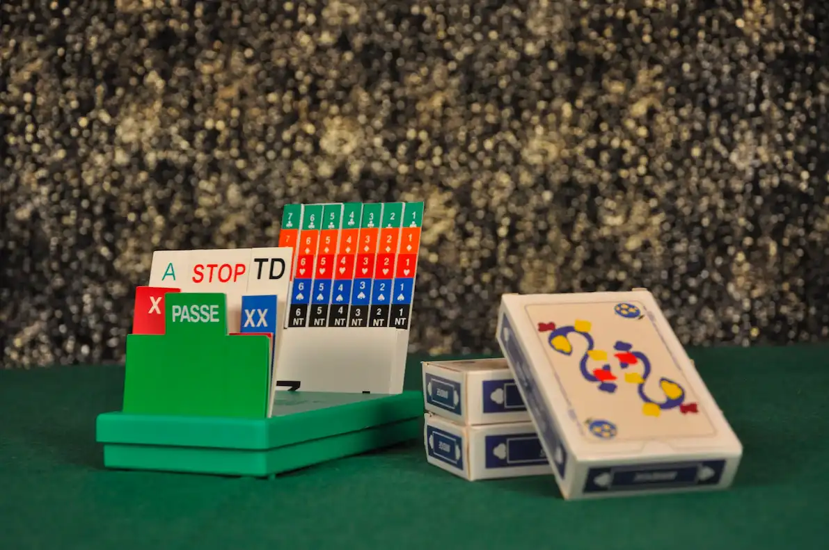 Auction box and card game